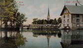 Kose alev kiriku ja jõega, koloreeritud postkaart.. Autor: Ploompuu. Aasta: 1907. #F 31145