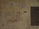Kooriruumi N-sein: väike fragment 18. saj marmorimitatsioonist, mis jäeti tunnistusena olnust 1971-74 restaureerimise käigus.. Foto: W. Schmid (08/2004)