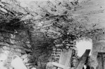 Väikese kabeli võlvi ja kirdenurga vaade edelast, seintest ja võlvist mört välja uhutud, võlv alla vajunud. . Autor: Viikholm. Aasta: 1980. #21108/3