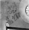 Pikihoone lääneseina sondaaž (maalingute avamine) roosakna ja lõunapoolse akna vahelisel alal.. Foto: Villem Raam, 1971.a.suvi. Muinsuskaitseameti vallasmälestiste osakonna arhiiv, toimik 4-5/16 I köide