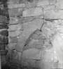 Kinnimüüritud akna ülaosa koori lõunaseinas. Vaade tornipoolsest küljest. Vasakul näha juurde ehitatud torni läänepoolne seinamüür.. Autor: V.Raam. Aasta: 1971