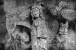 Skulptuurigrupp Püha Katariinaga võidukaare põhjapoolsel piilaril (detailvaade). Dolomiit, 14. saj.