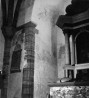 Vaade koorilõpmikule edelast kirdesse. Paremal esiplaanil altarilaud koos retaabliga. Seintel kirdenurga juures maalingufragmendid inimfiguuridest.. Autor: V.Raam. Aasta: 1983