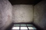 Põhjapoolse eeskoja aknasillusena kasutuses olev 1330. aastast pärinev hauakivi fragment.. Foto: EKA Muinsuskaitse ja restaureerimise osakond, 07/2011.