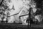 Välisvaade kirikuaiale ja kirikule kagust. Autor: Viivi Ahonen. Aasta: 1995