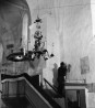 V.V.Filatov sondeerib koori põhjaseina. Temast paremal lahtisondeeritud proovilapid. Vaade kagust. . Foto: V.Raam, 1971, Muinsuskaitseameti arhiiv, P-1627
