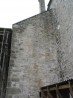 Käärkambri W-seina esimene korrus ja hiljem lisatud teine korrus on selgelt eristatavad müürilao kvaliteedi järgi â€“ see on tunduvalt korrapärasem seina alumises ning ebaregulaarsem ülemises osas.. Foto: W. Schmid (08/2004)