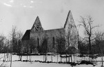 Kiriku üldvaade loodest konserveerimistööde algul. Aasta: 1957/58
