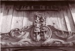 Barokne laevakaunistus puukiriku ukse kohal, 1943. Foto: SM F 3715:397 F; Kirchhoff, Richard