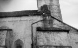 Vaade lääneviilule ja tornile põhjast. Räästakarniisi all näha raidkivist rõhtvöö.. Autor: T.Erelt. Aasta: 1981 mÃ¤rts