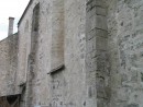 1407 aasta ehitustööde käigus pikihoone N-seinale lisatud tugipiilarid. Need on ehitatud hoolikalt laotud kiviblokkidest, mis on paigutatud seinamüüritise sisse.. Foto: W. Schmid (08/2004)