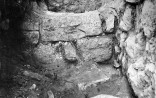 Šurf nr.3. Torni läänevundamendi vastu suunatud vana vundamendi osa ida-lääne suunas.. Autor: H.Uuetalu. Aasta: 1958