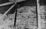Kooriruumi krohvist puhastatud põhjaseinal on näha ülemine võlvialune seinapind ümberlaotuna. N-1684/2. Autor: T. Böckler. Aasta: 1957