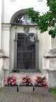 Valga Jaani kirik. Lõunaportaali kinnimüüritud seinanišis asuv mälestustahvel Vabadussõjas langenutele. Foto: V. Metsaluik, 2020.