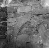 Kinnimüüritud aknaava ülaosa koori S-seinas. Vaade välisküljelt (resp.tornist); vasemal torni W-sein.. Autor: V.Raam. Aasta: 1984