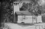 Kärdla kiriku eelkäija - 1847.a. ehitatud nn. saksa kabel, mille idapoolne osa oli polügonaalne. Läänefassaadil eenduva torni ülaosa liigendasid ümarkaarsed avad. (ehitis hävinud). Foto: Foto Kärdla kiriku infostendilt.