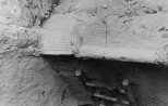 Torni idaakna aknalaual hilisema müüritise lammutamisel avastatud raidkivi fragmendid. . Autor: T. Böckler. Aasta: 1957. #N-1709/1