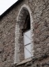 Kirikuhoonele iseloomulikud on kõrgel paiknevate 2-jaoliste aknaavade välisküljed laialt avanevate palenditega ja kantkividest kaldu laotud aknalauad.. Foto: M. Viljus (04/2010)