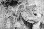 Skulptuurigrupp võidukaare lõunapoolsel piilaril (detailvaade). Dolomiit, 14. saj.