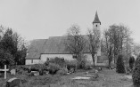 Vaade kirikule ja kirikuaiale põhjast. Autor: Viivi Ahonen. Aasta: 1995