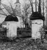 Väravapostid kirikuaia kirdeküljel.. Autor: Villem Raam. #N-15267