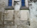 Pikihoone N-fassaad, läänepoolseim aknapaarik. Parempoolse akna palendi all nähtav müüriseos tõestab, et aken ulatus originaalselt u.2 m. võrra allapoole (vt.nooled. Müüriseose ülemisel poolel on näha hoolikalt lõigatud kantkivi plokkide jätkumine. Müüriseos vasaku akna all on krohviga  â€œparandatudâ€?.   North facade of the nave, western double window. A masonry joint, visible below the sill of the right window testifies that it extended originally about 2m further down (see arrows). In the upper part of the joint the continuation of the carefully cut jam stones is visible. The masonry joints below the left window were 'repaired' with plaster.. Foto: EKA Restaureerimisteaduskond (08/2005)
