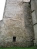 Torni ja apsiidi vaheline nurk. Konstruktsiooniühendus torni ja varem eksisteerinud  S-fassaadi vahel algab maapinnast u. 2 m. kõrguselt. Alumises osas on müüritis jätkuv.. Foto: EKA Restaureerimisteaduskond (08/2005)