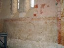 Tõenäoliselt 1260. aastatesse dateeritav figuraalmaaling kooriruumi N-seinas ning samasse maalingukihistusse kuuluv palmetifriis selle kohal. . Foto: EKA Restaureerimisteaduskond (08/2005)