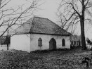 Kalmistukabel kirikuaia edelaküljel. Vaade kirdest.. Autor: Villem Raam. Aasta: 1974