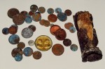 Munast leitud mündid ja silindri jäänused paberitega. Aasta: 2000