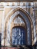 1861.aastal sai kirik uued aknad ning portaalid, kus gootilik teravkaar on kombineeritud antiikeeskujudel valminud raamistusega (toskaana pilastrid, triglüüfidega friis). Foto: M. Viljus, 03/2014