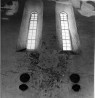 Aknapaarik N-seinas (O-st II võlvik). Konsekratsiooniristid ja küünlajalad akende alumise osa sulgmüüritises.. Autor: V.Raam. Aasta: 1984