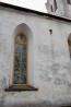 Pikihoone põhjaseina ehitati 3 suurt teravkaarset akent, analoogiline gootipärane kuju anti ka vanadele, juba 17. sajandil barokseks muudetud akendele.. Foto: EKA Muinsuskaitse ja restaureerimise osakond, 04/2010.