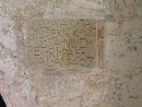 Torniseinal, portaali vahetus läheduses asetsev kivitahvel, mille eestikeelne tekst teatab kiriku valmimisest 1407. a peetripäeval.. Foto: W. Schmid (08/2004)