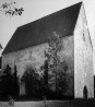 Üldvaade kirikule loodest. Ehitust kahjustavad puud varjavad vaate ja ulatuvad kohati juba katuseni. Krohvkate on rõhuvas osas varisenud.. Autor: V.Raam. Aasta: 09/1976