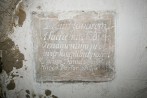 1698.a, pärit kivitahvel idapoolse käärkambri seinas, mis teatab, et 1686.a. on õpetaja Johann Daniel Berthold kirikut oma rahadega korrastanud. . Foto: K.Frolova, 08/2015